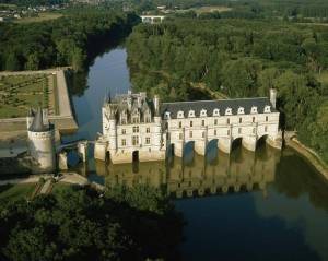 Castello della regione Loira su fiume