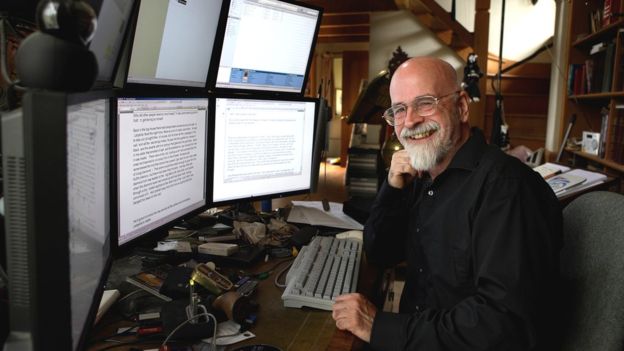 Terry Pratchett nel suo studio